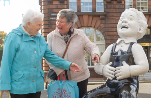 Oor Wullie laughing statue with two Glasgow women 